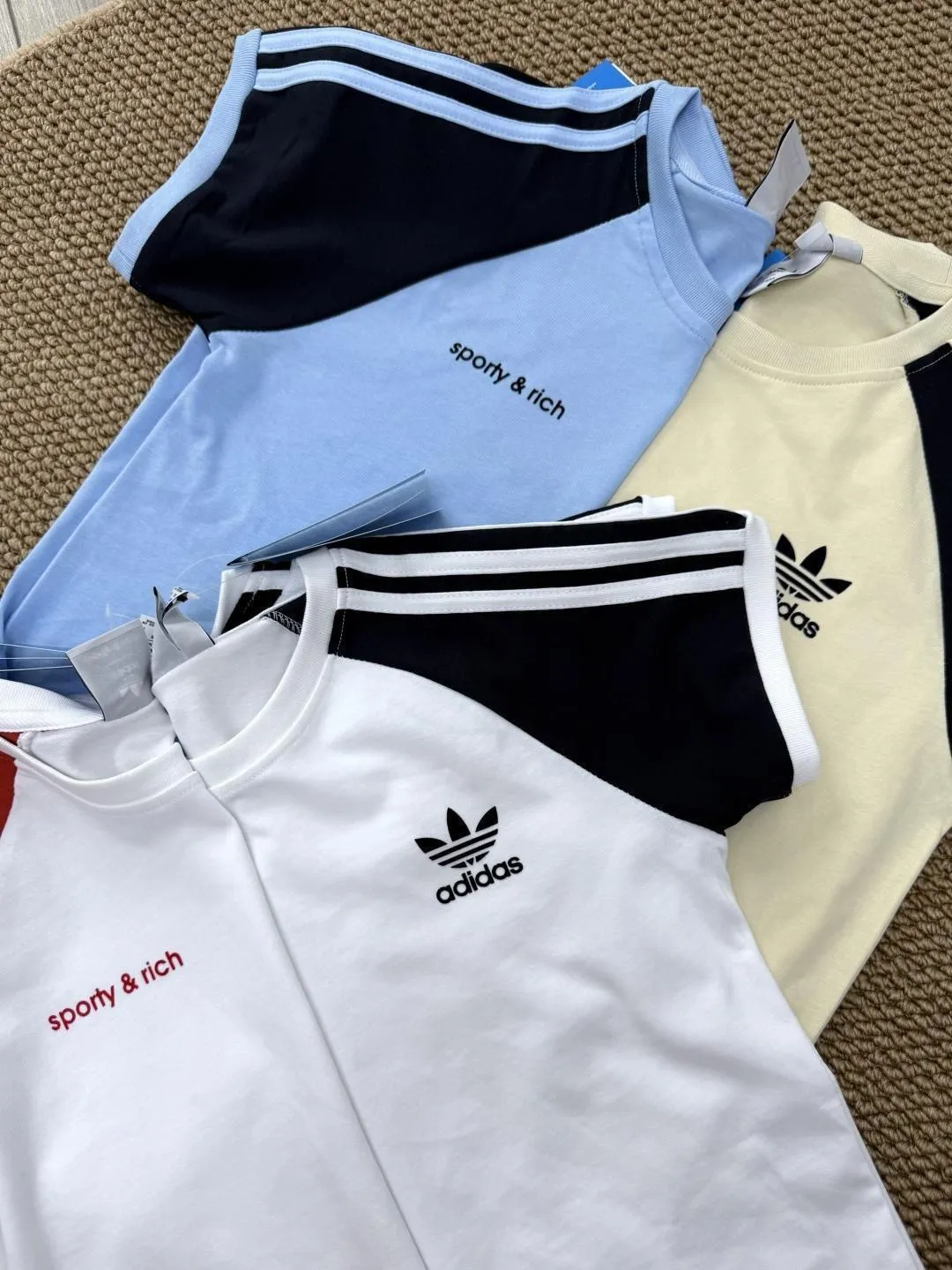 Adidas women's clover printed patchwork color short sleeves, the colors at Adidas counters are becoming more and more magical, the summer limited release New Arrival short sleeves, 220g pure cotton customized light color fabric, embroidered logo on the chest. Simple but not simple, with a sense of trend. Versatile is durable, does not crack or peel off. It is a must-have item for summer wear. It is super nice for couples to take photos with best friends, showing different personal styles. Can be matched with couples. Style number: A 224# Size: XS-XL Color: Light Blue, Beige, White Red, White Blue, [Fabric]: Double yarn, embroidered logo